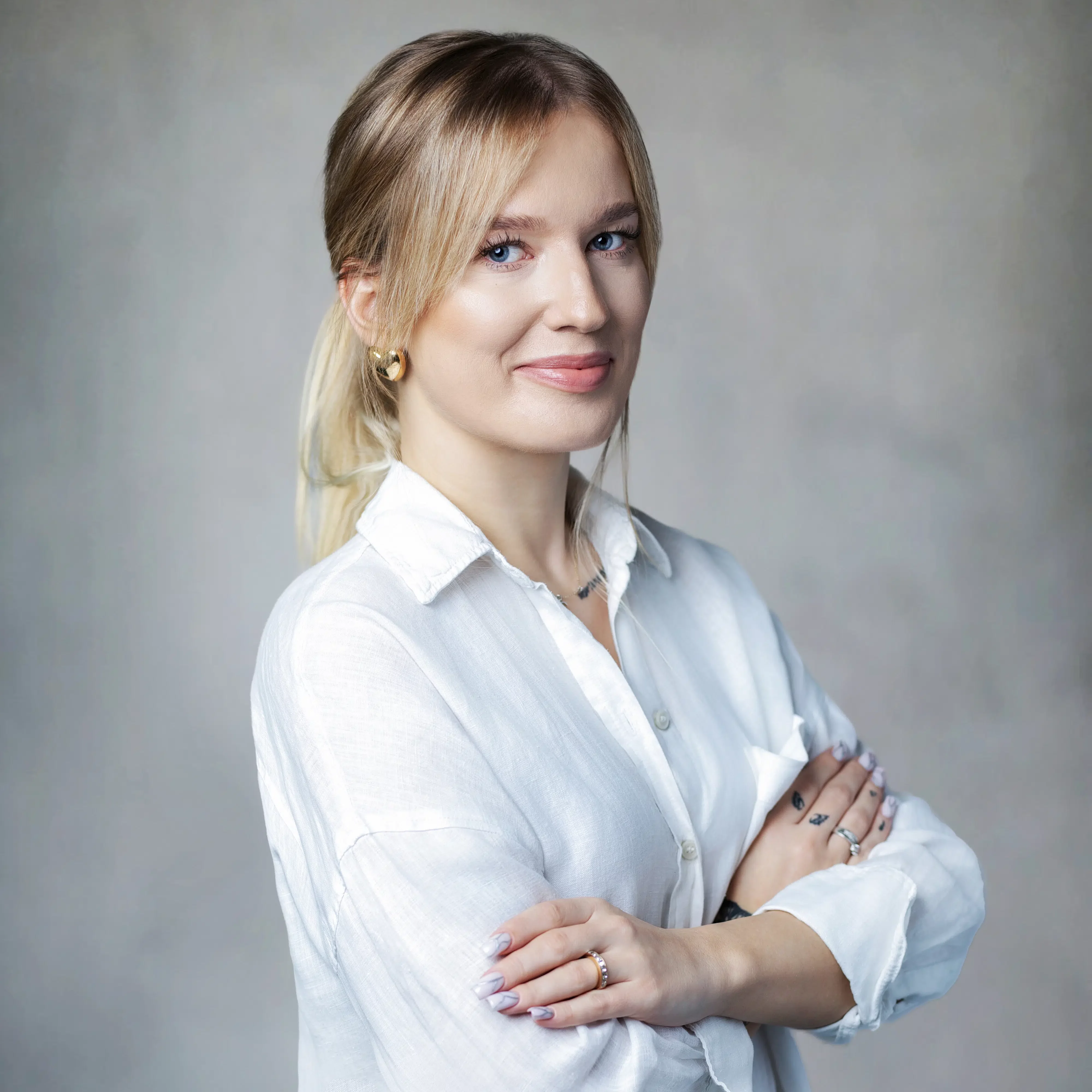 <b style="font-size: 19px;">PAULA WOJCIECHOWSKA</b>