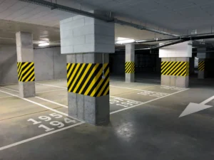 Prawidłowe oznakowanie miejsc parkingowych. oznakowanie parkingu