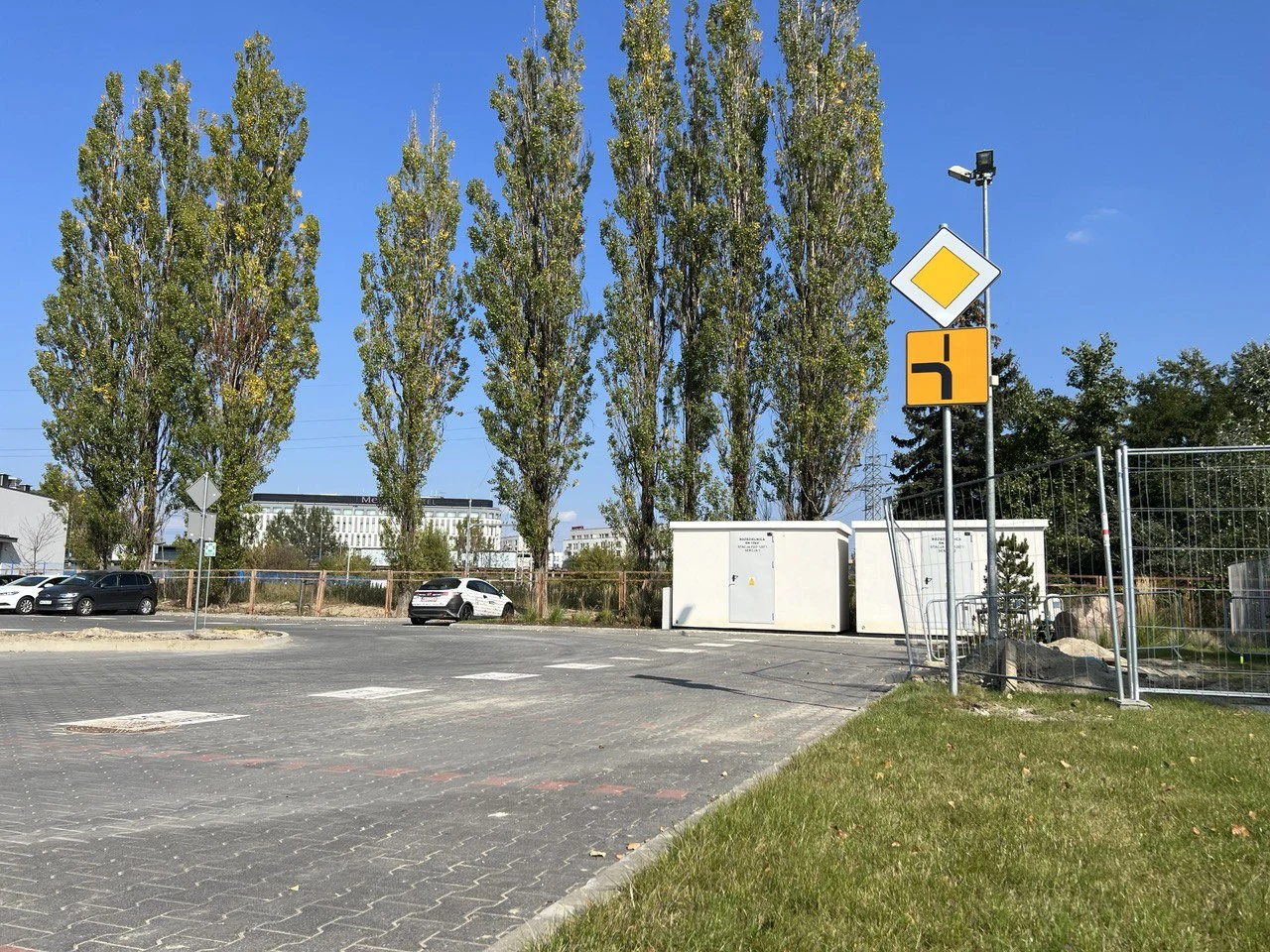 Co ważniejsze znaki pionowe czy poziome? Hierarchia znaków drogowych.