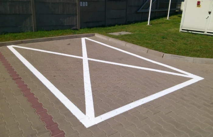 Czym malować pasy na parkingu?