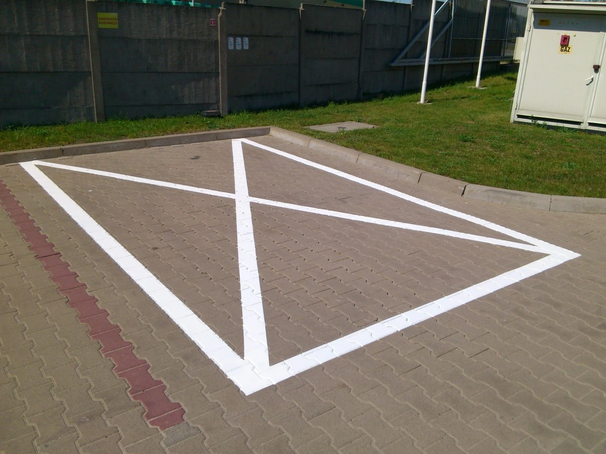 Czym malować pasy na parkingu?