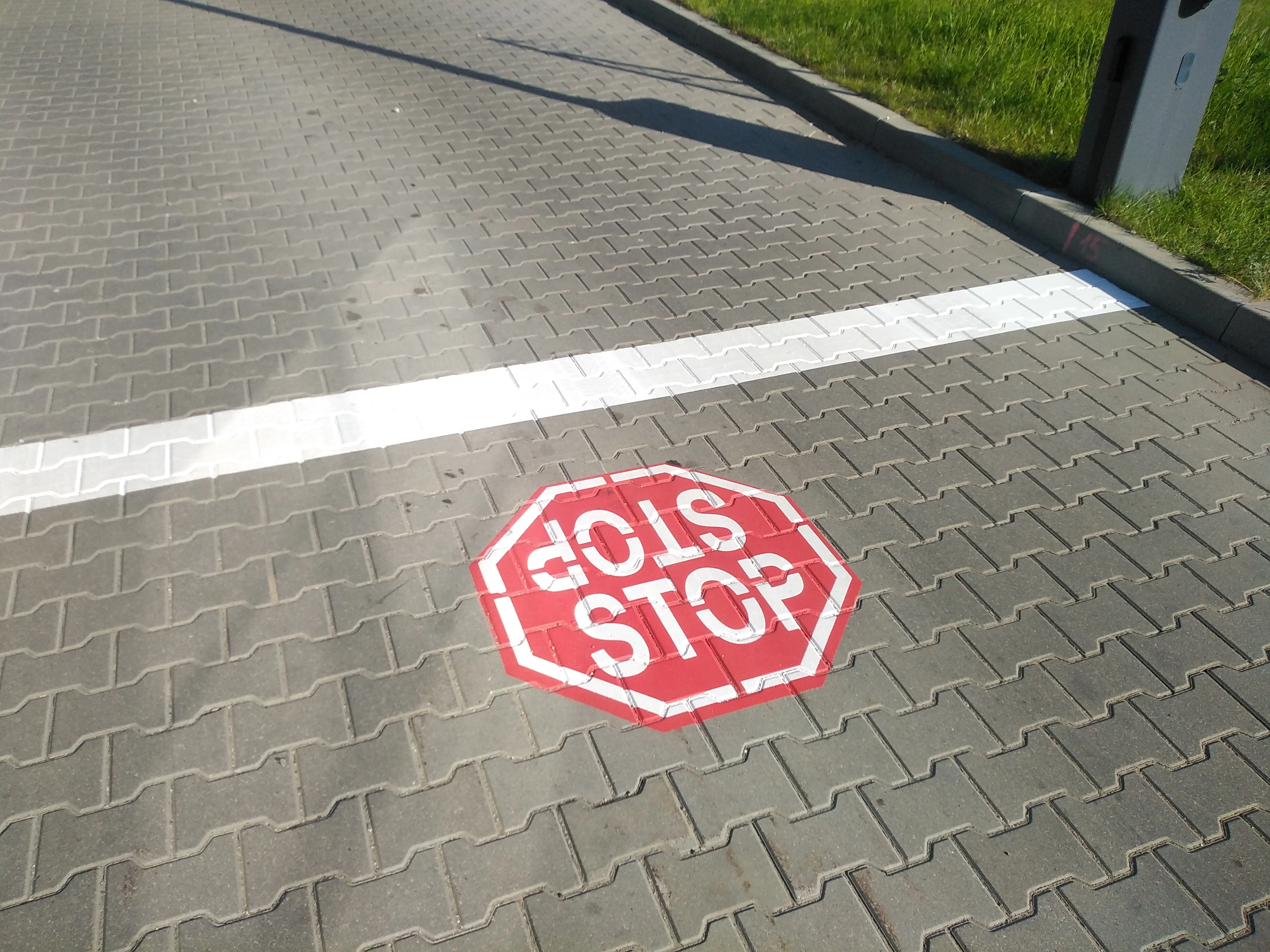 Czy musi być znak poziomy i pionowy? Wszystko o oznakowaniu dróg