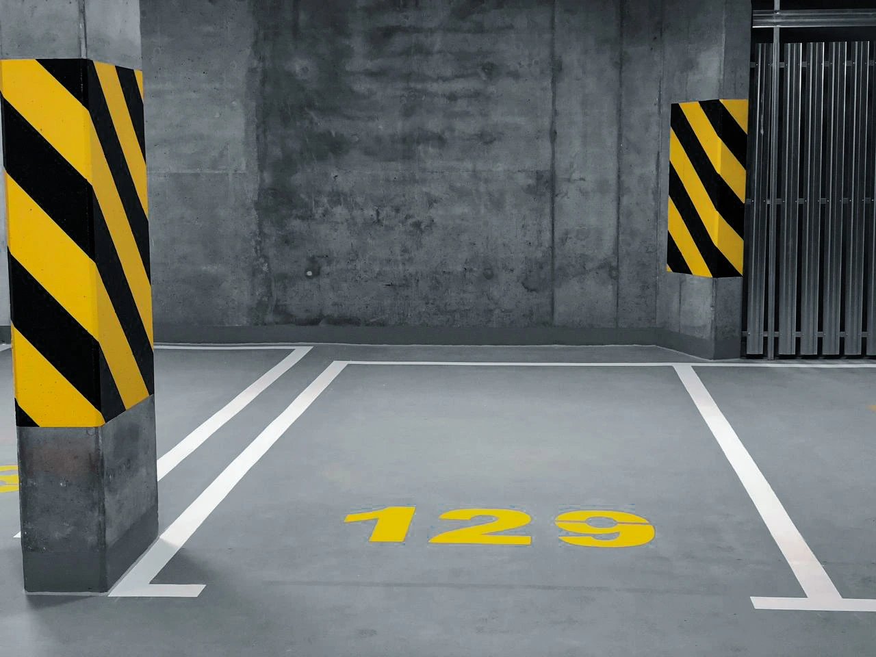 Czym malować pasy na parkingu?