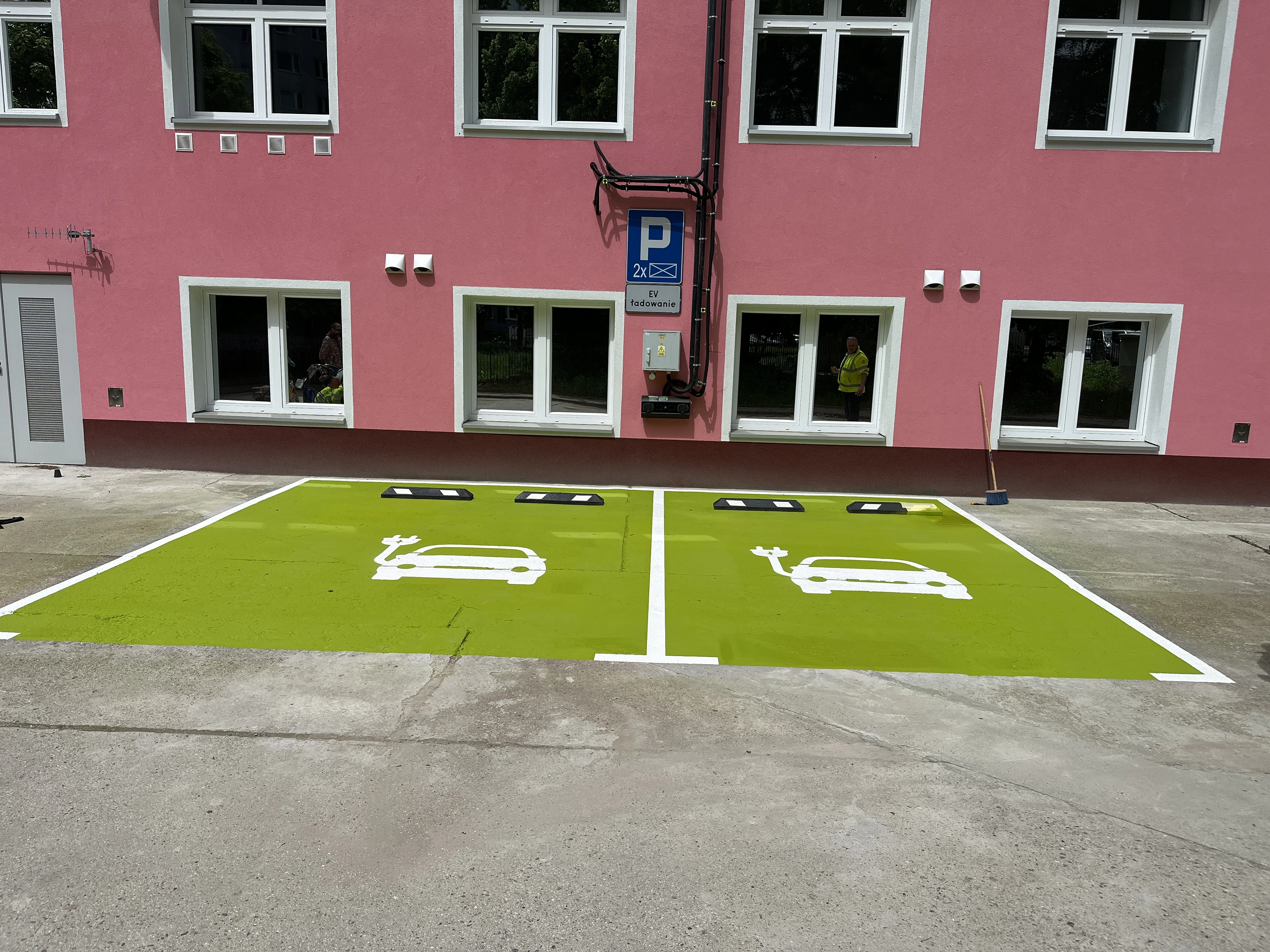 Czym malować pasy na parkingu?